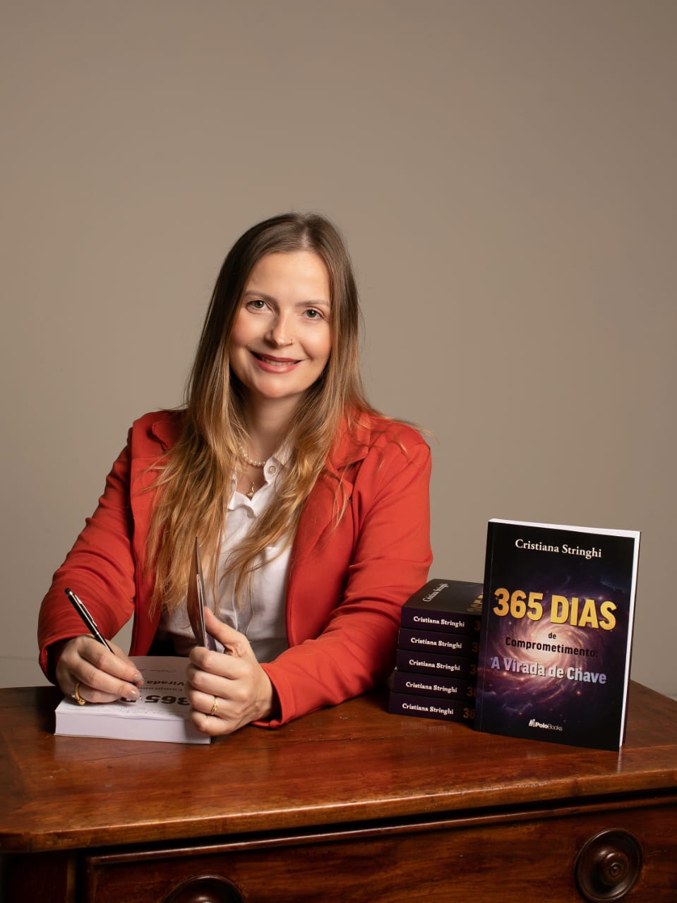 Cristiana Stringhi autografando o livro 365 Dias de Comprometimento