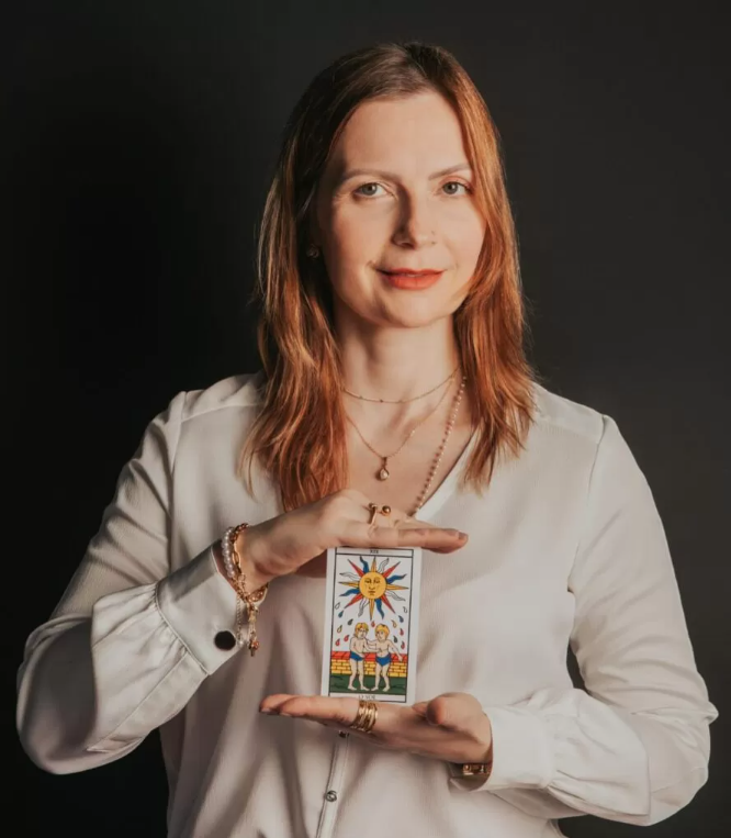 Cristiana Stringhi com as cartas e o tabuleiro de Metatron
